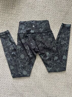 Lululemon‎ Wunder Train High Rise Tight leggings Flourish Iridescent Foil Size 4